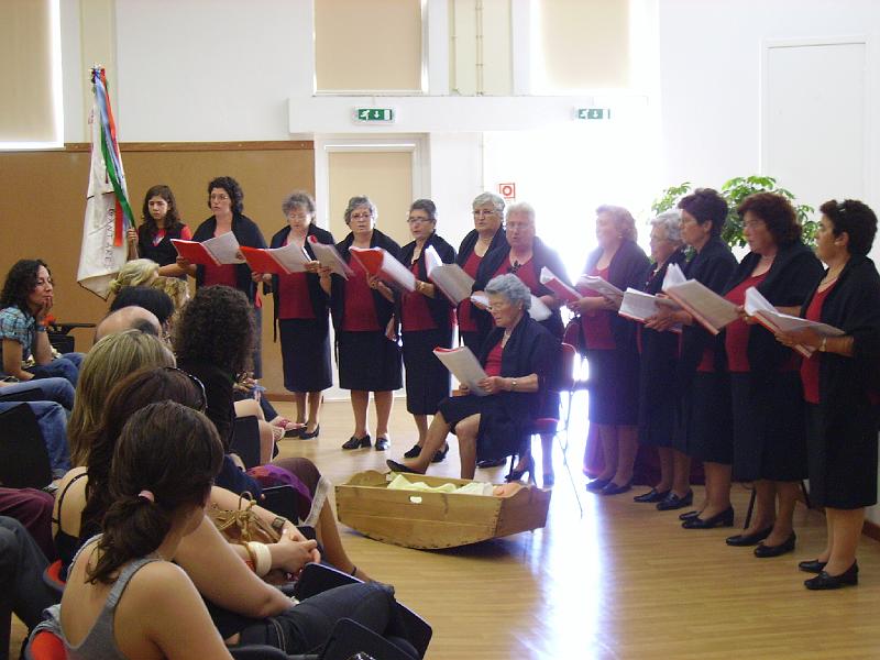 Grupo de Cantares no instituto Piaget de Canelas Gaia.JPG